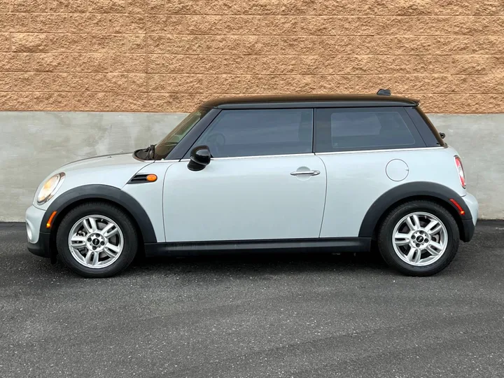 WHITE, 2013 MINI COOPER HARDTOP Image 2