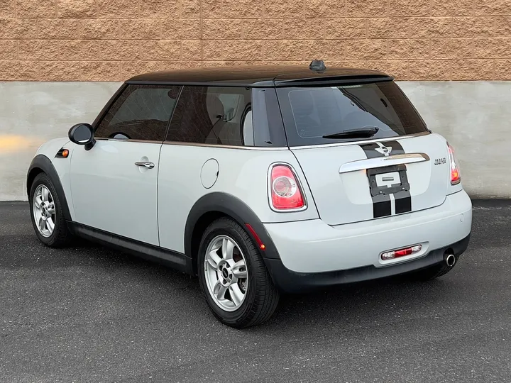 WHITE, 2013 MINI COOPER HARDTOP Image 3