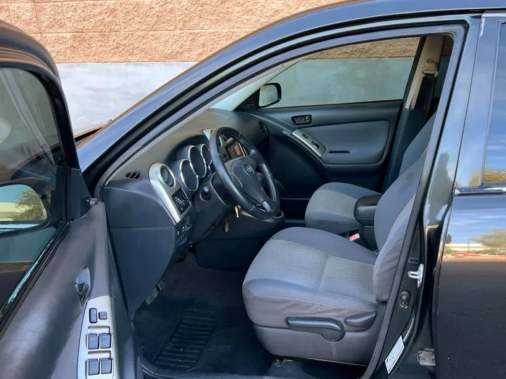 BLACK, 2005 TOYOTA MATRIX Image 4