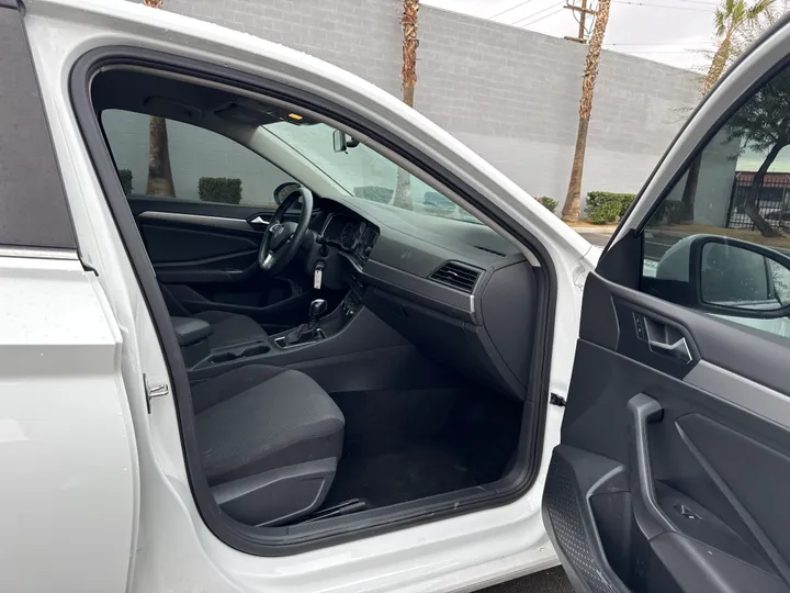 WHITE, 2021 VOLKSWAGEN JETTA Image 9