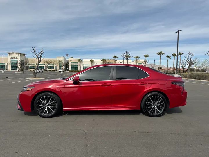 RED, 2021 TOYOTA CAMRY Image 2