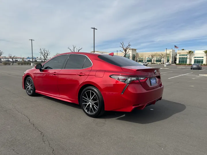 RED, 2021 TOYOTA CAMRY Image 3