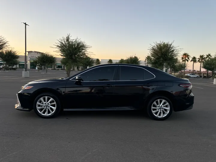 BLACK, 2021 TOYOTA CAMRY Image 3