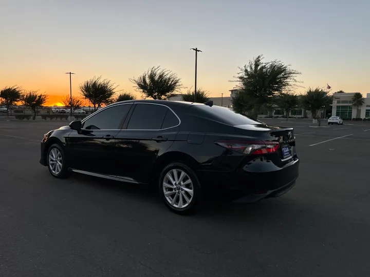 BLACK, 2021 TOYOTA CAMRY Image 4