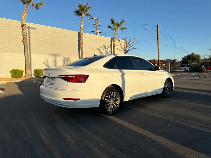 WHITE, 2021 VOLKSWAGEN JETTA Image 4