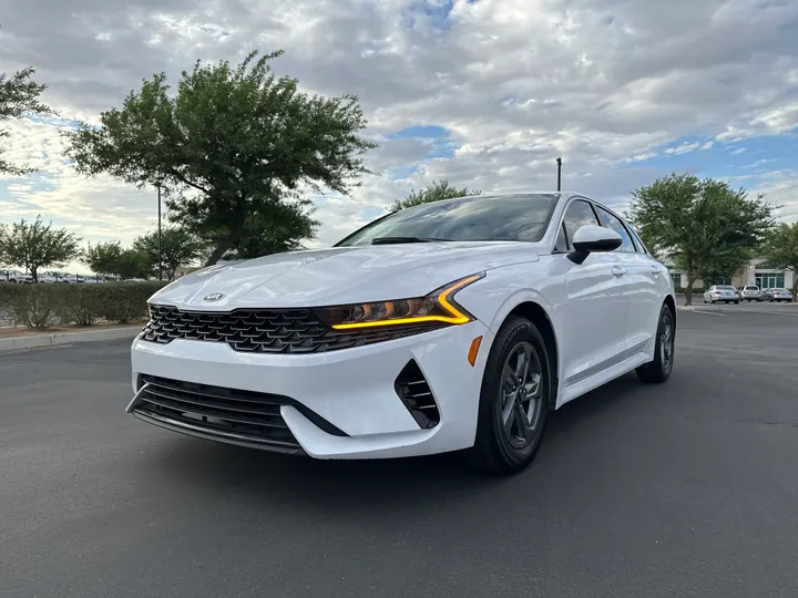 WHITE, 2021 KIA K5 Image 9