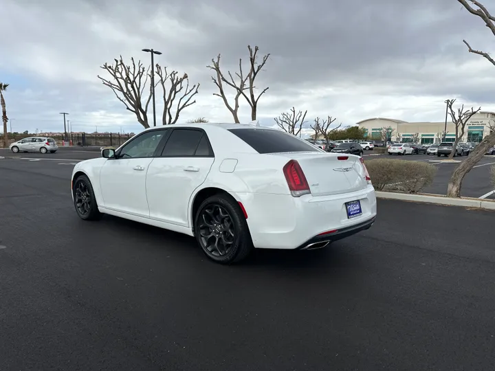 WHITE, 2019 CHRYSLER 300 Image 4