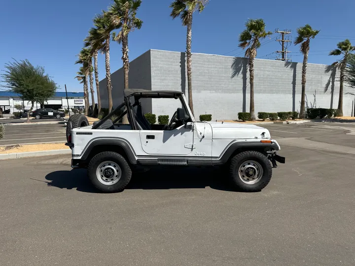 WHITE, 1991 JEEP WRANGLER Image 6