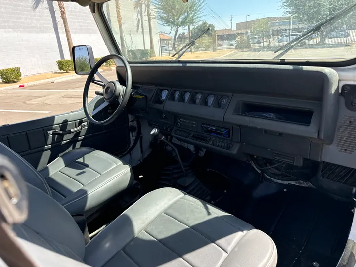 WHITE, 1991 JEEP WRANGLER Image 9