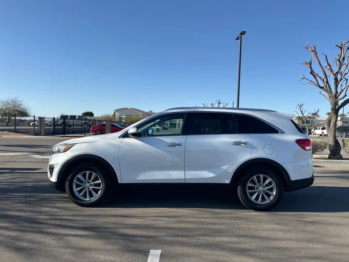 WHITE, 2016 KIA SORENTO Image 3