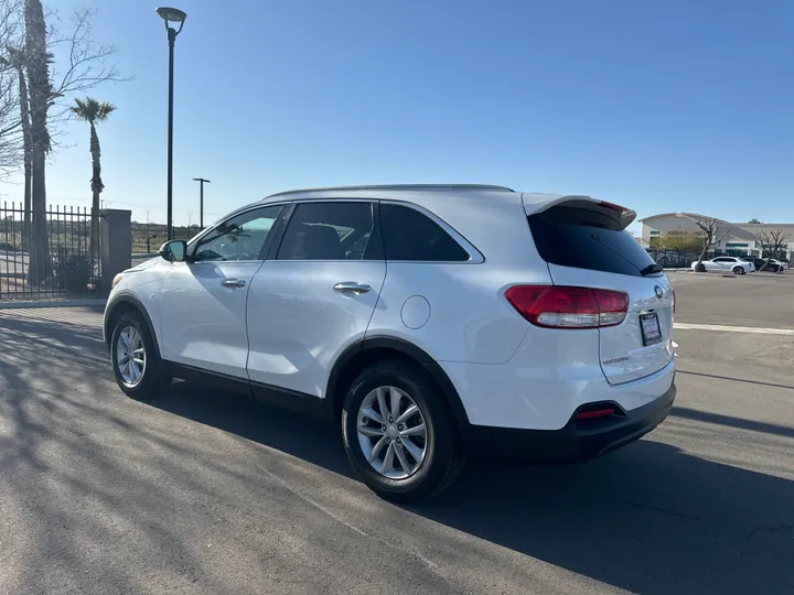 WHITE, 2016 KIA SORENTO Image 4