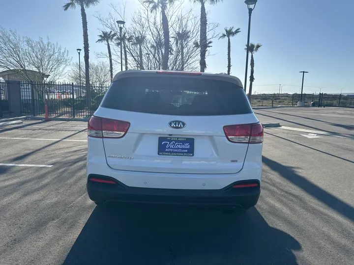 WHITE, 2016 KIA SORENTO Image 5