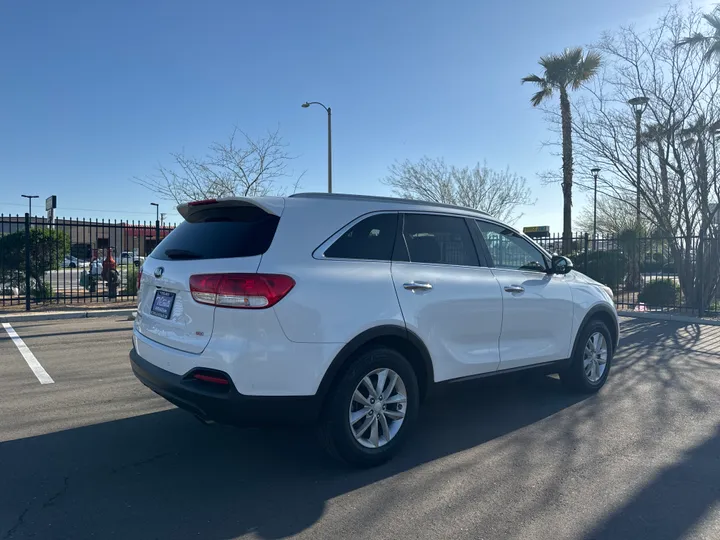 WHITE, 2016 KIA SORENTO Image 6