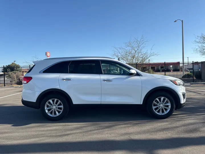 WHITE, 2016 KIA SORENTO Image 7