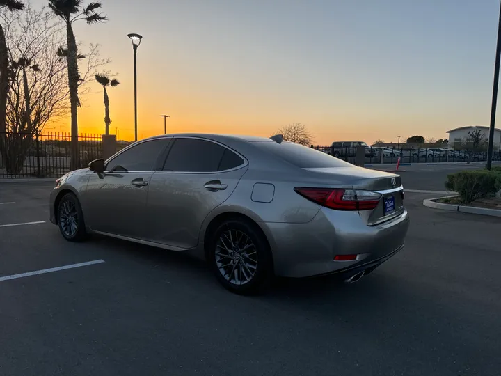 SILVER, 2018 LEXUS ES Image 4