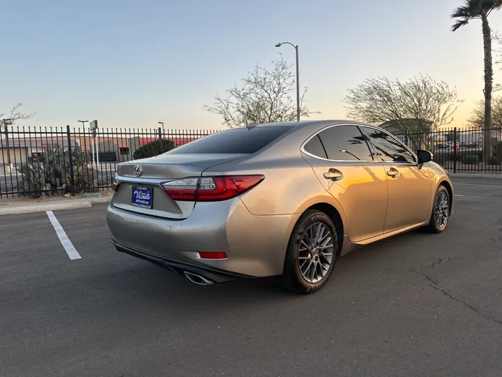 SILVER, 2018 LEXUS ES Image 5