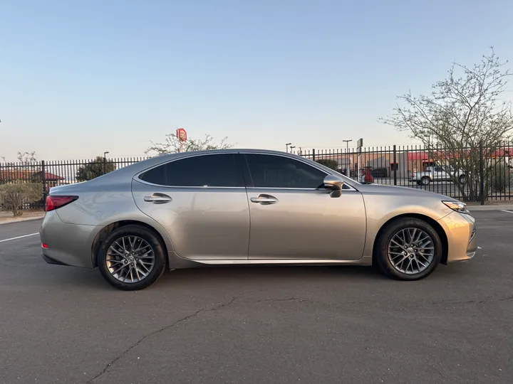 SILVER, 2018 LEXUS ES Image 6