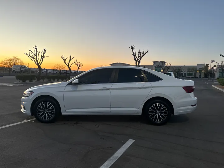 WHITE, 2021 VOLKSWAGEN JETTA Image 3