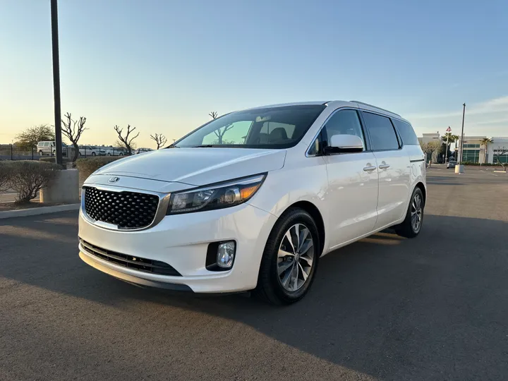 WHITE, 2016 KIA SEDONA Image 3