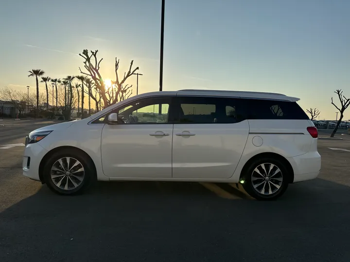 WHITE, 2016 KIA SEDONA Image 4