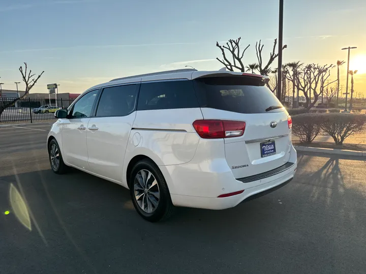 WHITE, 2016 KIA SEDONA Image 5