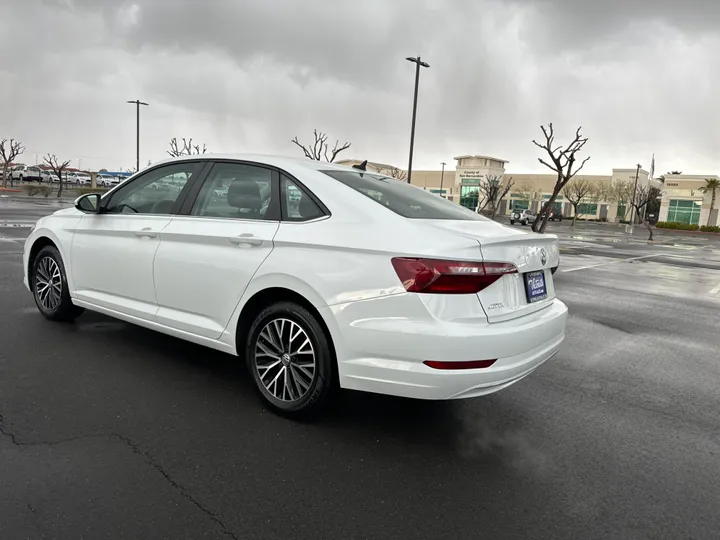 WHITE, 2021 VOLKSWAGEN JETTA Image 4