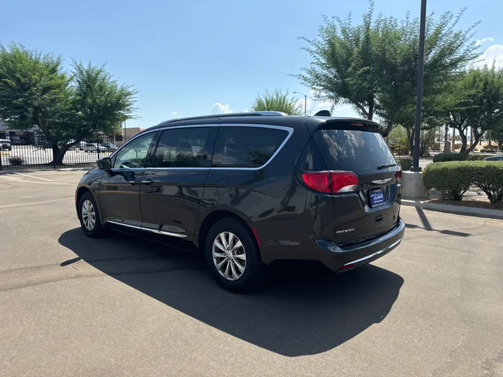 BLACK, 2019 CHRYSLER PACIFICA Image 4