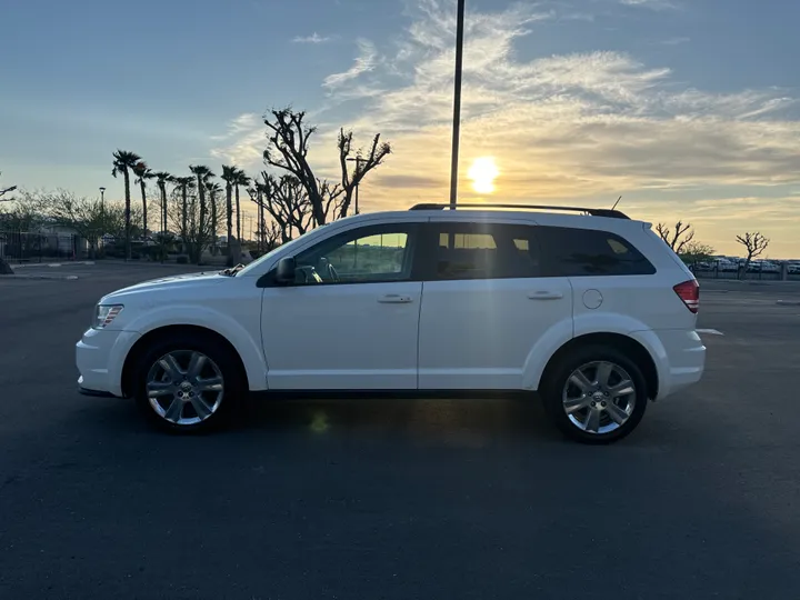 WHITE, 2018 DODGE JOURNEY Image 3