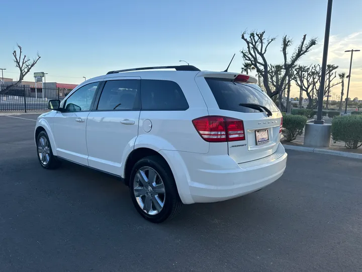 WHITE, 2018 DODGE JOURNEY Image 4