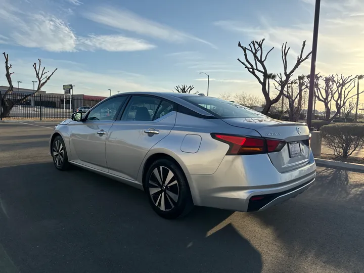 SILVER, 2021 NISSAN ALTIMA Image 4