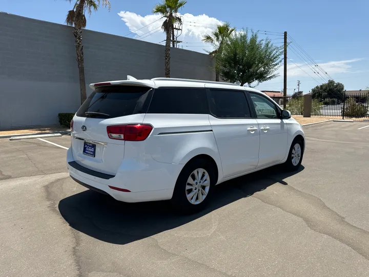 2017 KIA SEDONA Image 6