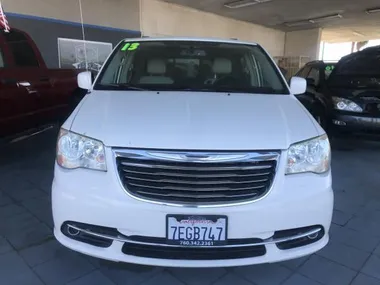 WHITE, 2013 CHRYSLER TOWN & COUNTRY Image 