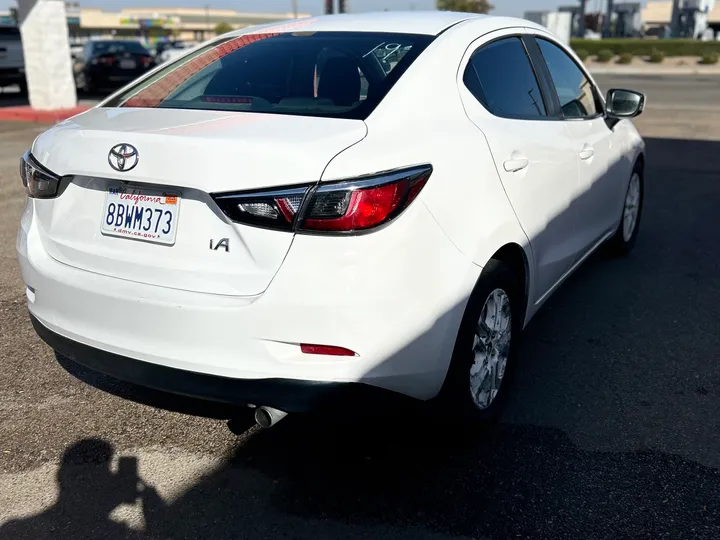 WHITE, 2018 TOYOTA YARIS IA Image 5