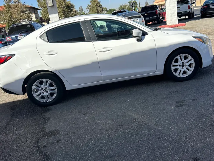 WHITE, 2018 TOYOTA YARIS IA Image 6