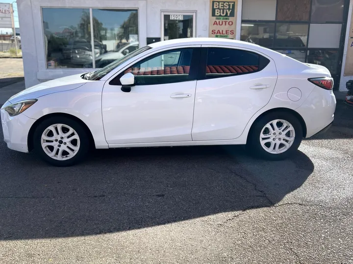 WHITE, 2018 TOYOTA YARIS IA Image 9