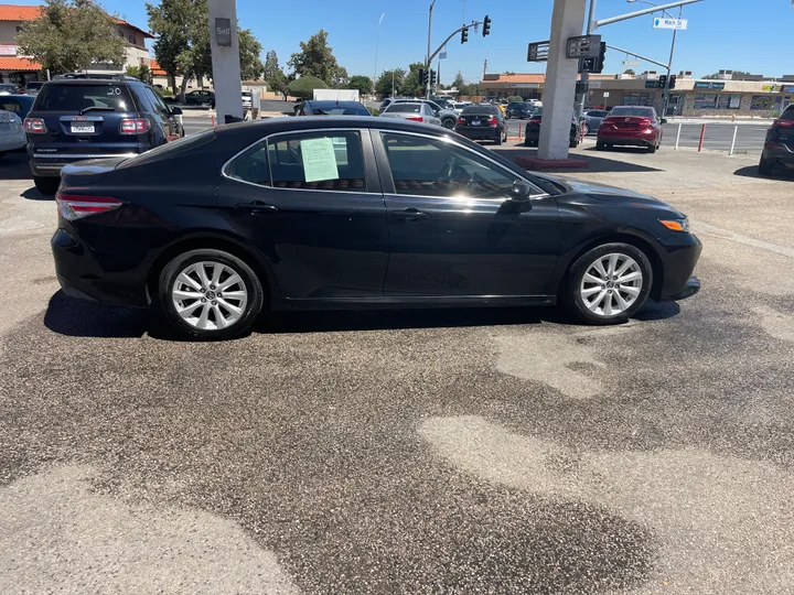 BLACK, 2020 TOYOTA CAMRY Image 10