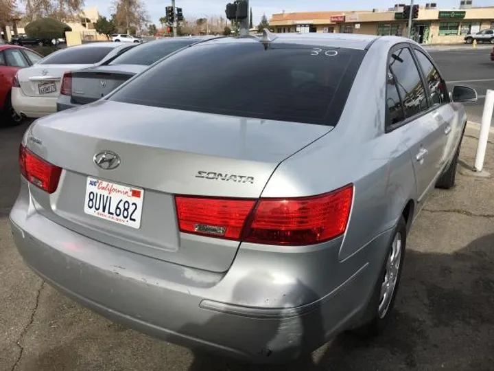 SILVER, 2010 HYUNDAI SONATA Image 3