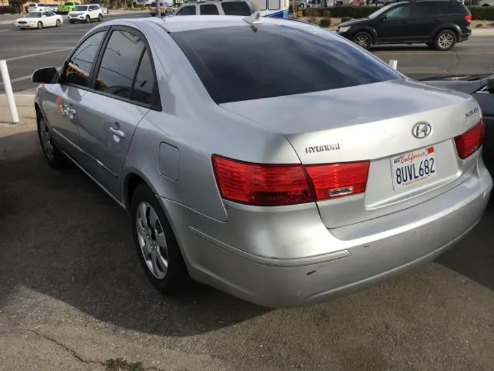 SILVER, 2010 HYUNDAI SONATA Image 4