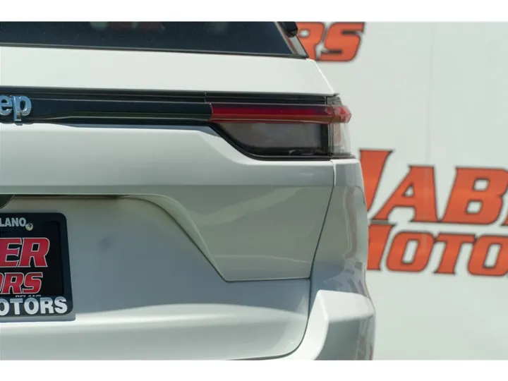 WHITE, 2023 JEEP GRAND CHEROKEE 4XE Image 38