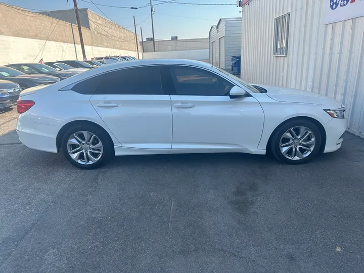 WHITE, 2018 HONDA ACCORD Image 4