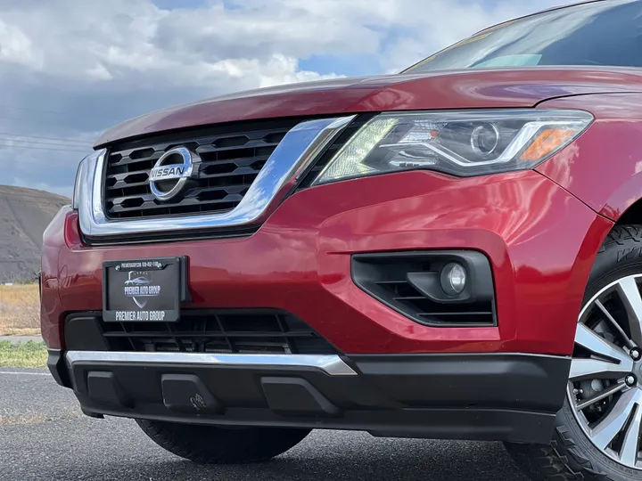 RED, 2017 NISSAN PATHFINDER Image 2