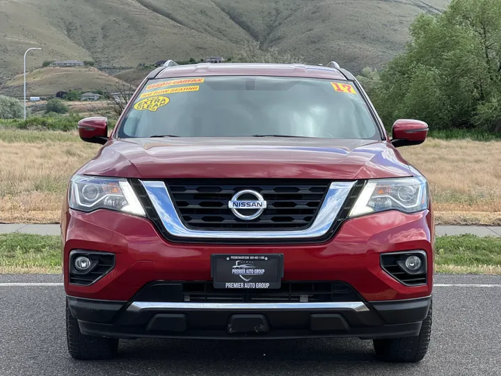 RED, 2017 NISSAN PATHFINDER Image 3