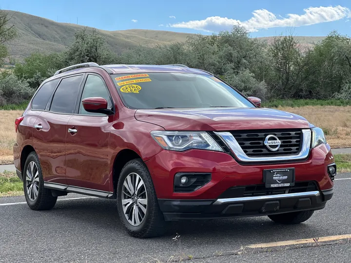 RED, 2017 NISSAN PATHFINDER Image 4