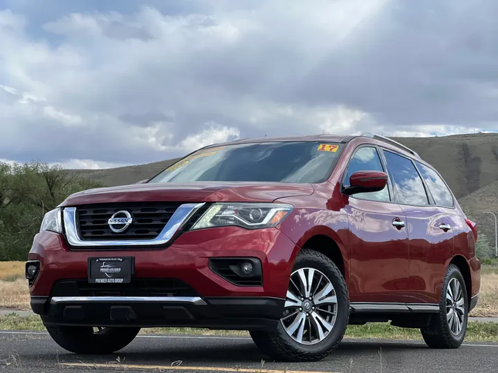 RED, 2017 NISSAN PATHFINDER Image 8