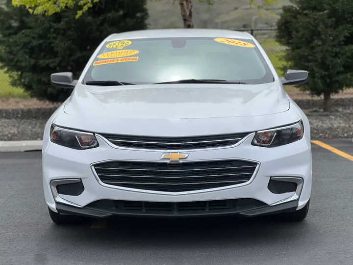 WHITE, 2018 CHEVROLET MALIBU Image 2