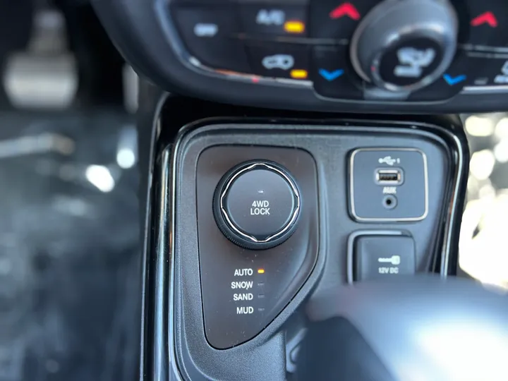 WHITE, 2019 JEEP COMPASS Image 19