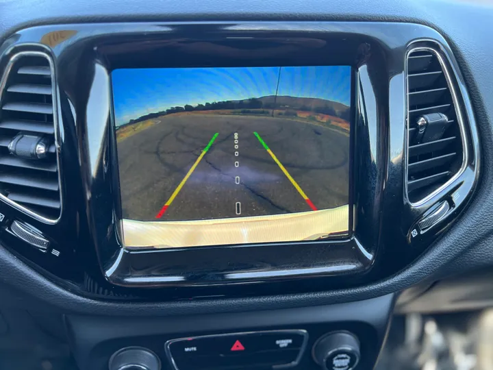 WHITE, 2019 JEEP COMPASS Image 21