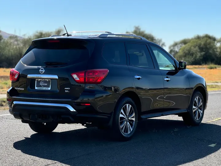 BLACK, 2017 NISSAN PATHFINDER Image 4