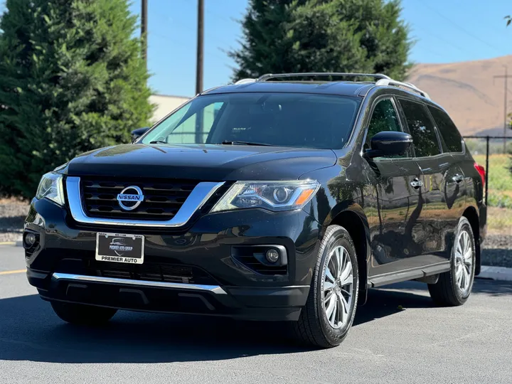 BLACK, 2017 NISSAN PATHFINDER Image 8