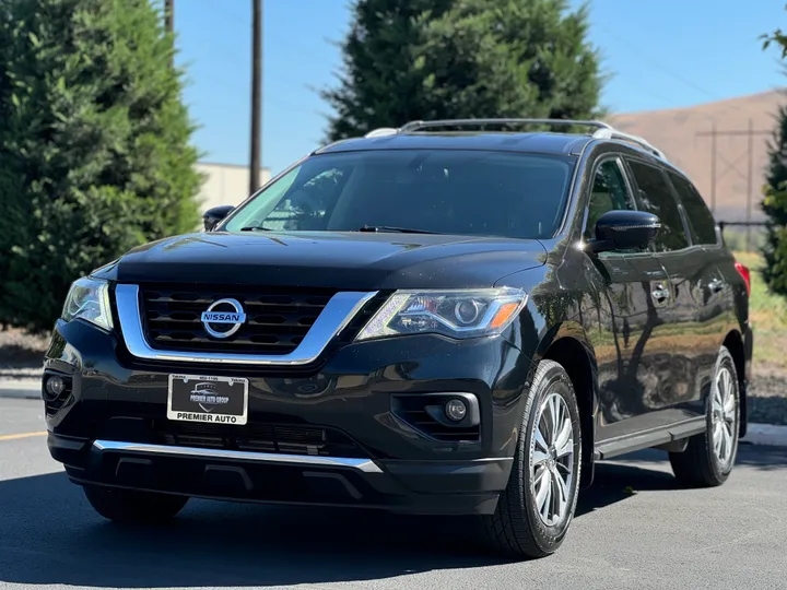 BLACK, 2017 NISSAN PATHFINDER Image 9